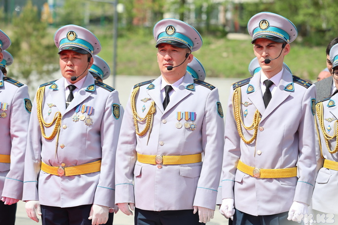 В Усть-Каменогорске к памятнику Первого министра обороны возложили цветы